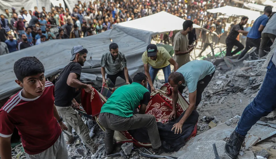 epa12152606 Internally displaced Palestinians recover a body from the rubble of a destroyed building following an Israeli airstrike in the Al Remal neighborhood in Gaza City, northern Gaza Strip, 03 June 2025. According to the Palestinian Ministry of Health in Gaza, at least seven Palestinians were killed following Israeli airstrikes in Gaza City. More than 54,500 Palestinians have been killed in the Gaza Strip, according to the Palestinian Ministry of Health, since Israel launched a military campaign in the strip in response to a cross-border attack led by the Palestinian militant group Hamas on 07 October 2023, in which about 1,200 Israelis were killed and more than 250 taken hostage. EPA/MOHAMMED SABER