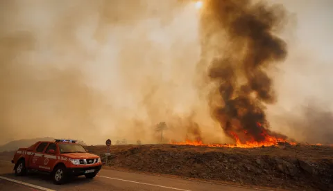 epa12299827 A firefighters' vehicle is surrounded by thick smoke during a forest fire battle in Granjal, Sernancelhe, Viseu, Portugal, 14 August 2025. The blaze, which ignited early on 13 August in Satao, within the Viseu district, has spread to the districts of Sernancelhe (Viseu) and Aguiar da Beira (Guarda) and continues to rage with no possibility of direct intervention, according to the commander on the scene. EPA/PEDRO SARMENTO COSTAšumski požar, vatrogasci