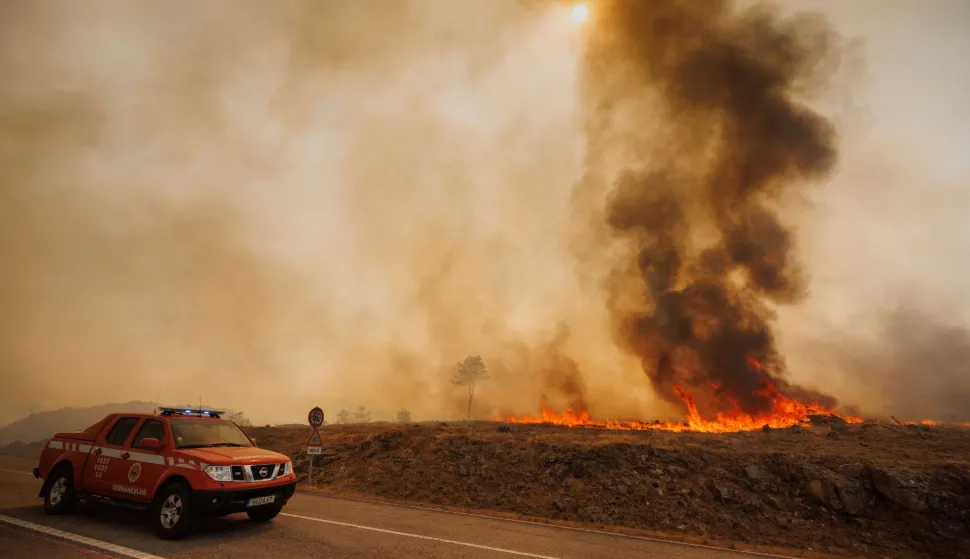 epa12299827 A firefighters' vehicle is surrounded by thick smoke during a forest fire battle in Granjal, Sernancelhe, Viseu, Portugal, 14 August 2025. The blaze, which ignited early on 13 August in Satao, within the Viseu district, has spread to the districts of Sernancelhe (Viseu) and Aguiar da Beira (Guarda) and continues to rage with no possibility of direct intervention, according to the commander on the scene. EPA/PEDRO SARMENTO COSTAšumski požar, vatrogasci