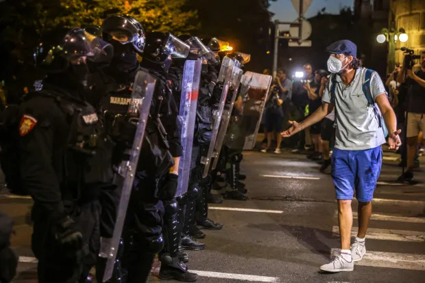 epaselect epa12300694 A protester reacts in front of the cordon of police officers during an anti-government protest in Belgrade, Serbia, 14 August 2025. Protesters are demanding equal justice, release of those detained during protests and called for early elections. EPA/ANDREJ CUKIC