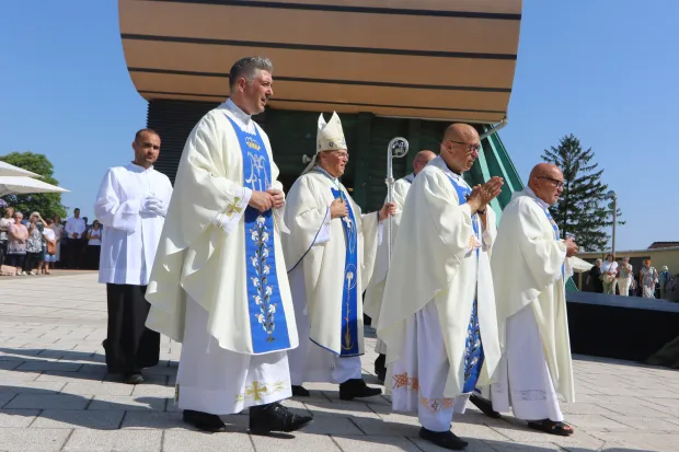 Aljmaš, 15. 08. 2025, Aljmaš, svetište, Blagdan Velike Gopse, vjernici, svečenici. Tomislav Ćurić, Đuro Hranić...snimio GOJKO MITIĆ