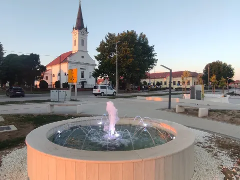 U centru Babine Grede, kolovoz 2025.snimila Marija Lešić Omerović