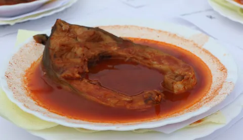 OSIJEK, 11. 09. 2015, GRADSKA ČETVRT RETFALA. TRG HRVATSKIH BRANITELJA. GRADSKO NATEJCANJE U KUHANJU FIŠA. FIŠ, RIBA, TANJUR..snimio GOJKO MITIĆ