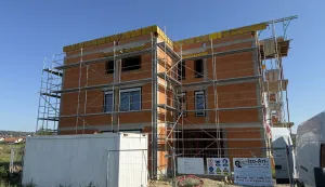 SLAVONSKI BROD - U Ulici Vida Došena u tijeku je izgradnja dviju novih stambenih zgrada koje će ukupno imati deset stanova – po pet u svakoj zgradi.KOLOVOZ 2025.