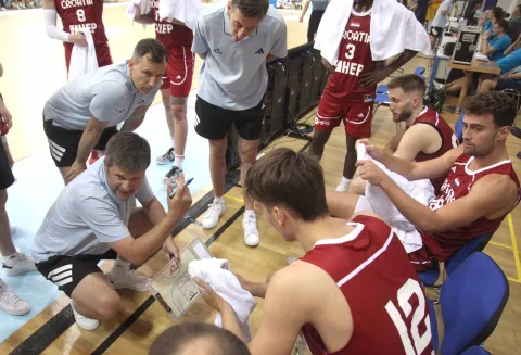 Opatija, 2.8.2025. - Pripremna prijateljska utakmica košarkaških reprezentacija Hrvatske i Ukrajine. Na fotografiji Tomislav Mijatović, izbornik reprezentacije Hrvatske. foto HINA/ Miljenko KLEPAC/ mk
