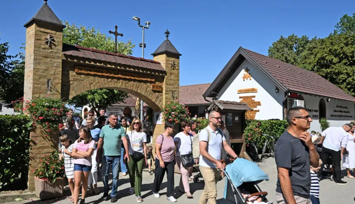 ?umanovci, 15.8.2025.- Marijansko Sveti?te skrovite Gospe ?umanova?ke, Majke dobre nade. Na svetkovinu Uznesenja Bla?ene Djevice Marije u ?umanovcima misno slavlje u 10,30 sati. predvodio vl?. Bruno Dikli?. foto HINA/ Gordan Pani?/ gp