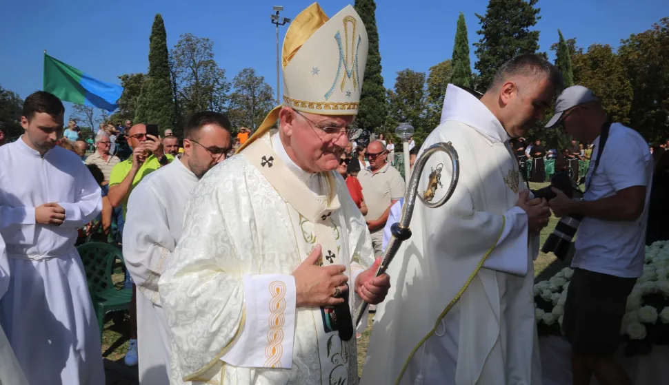 Rijeka,15.08.2025.- U Sveti?tu Majke Bo?je na Trsatu na blagdan Vele Gospe Misu je odr?ao rije?ki nadbiskup Mate Uzini?. Na fotografiji rije?ki nadbiskup Mate Uzini?. foto HINA/ Miljenko KLEPAC/ mk