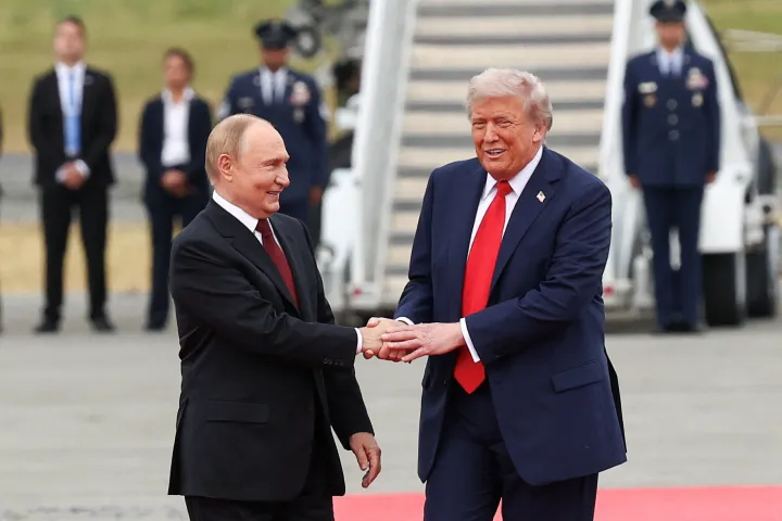 U.S. President Donald Trump shakes hand with Russian President Vladimir Putin, as they meet to negotiate for an end to the war in Ukraine, at Joint Base Elmendorf-Richardson in Anchorage, Alaska, U.S., August 15, 2025. REUTERS/Kevin Lamarque Photo: KEVIN LAMARQUE/REUTERS