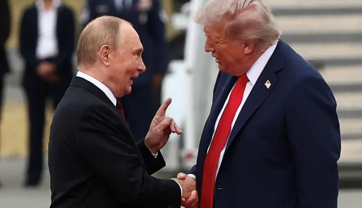 U.S. President Donald Trump shakes hand with Russian President Vladimir Putin, as they meet to negotiate for an end to the war in Ukraine, at Joint Base Elmendorf-Richardson in Anchorage, Alaska, U.S., August 15, 2025. REUTERS/Kevin Lamarque Photo: KEVIN LAMARQUE/REUTERS
