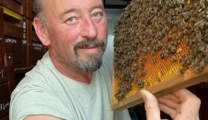 ŠIŠKOVCIIvana Kneževića iz Šiškovaca, jednog od, sudeći prema nagradama, najuspješnijih hrvatskih pčelara, oduvijek je fascinirao život pčela, njihova organiziranost, sklad, marljivost i povezanost s prirodom.Ivan Knežević2025.