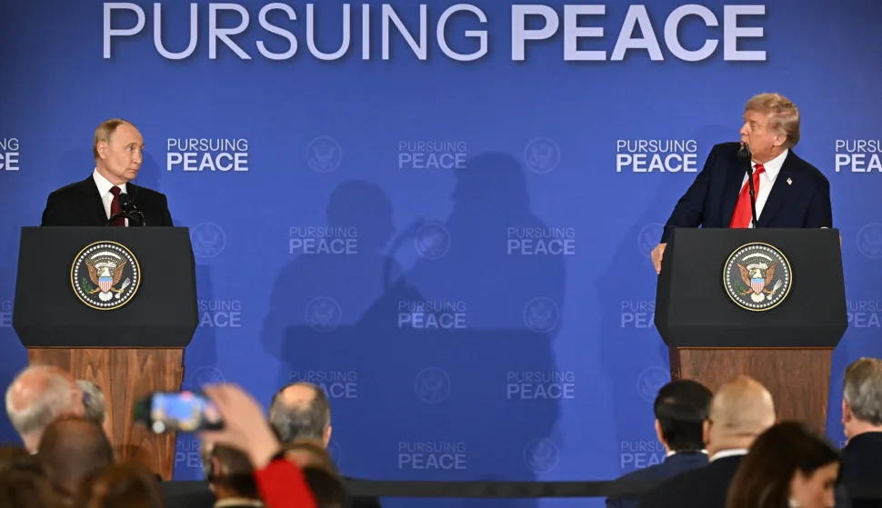 epa12303748 Russian President Vladimir Putin (L) and US President Donald Trump attend a joint news conference following their meeting at Joint Base Elmendorf-Richardson in Anchorage, Alaska, USA, 15 August 2025. EPA/SERGEY BOBYLEV/SPUTNIK/KREMLIN POOL/POOL MANDATORY CREDIT