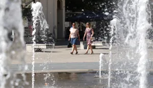 Osijek, 07. 08. 2024., Trg A. Starčevića, Osijek ujutro, jutarnji ritual, šetnja, ljudi, vrućinaSNIMIO BRUNO JOBST