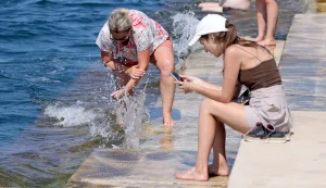 Zadar, 24.08.2023. - Kako toplinski val ne popušta turisti su osvježenje nalazili u vodi, hladu ili u moru.Foto HINA/Zvonko KUCELIN
