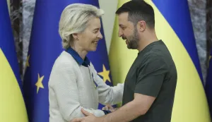 epa11615594 Ukrainian President Volodymyr Zelensky (R) and European Commission President Ursula Von der Leyen (L) shake hands during their joint press conference in Kyiv, Ukraine, 20 September 2024. Ursula Von der Leyen arrived in Kyiv to meet with top Ukrainian officials amid the ongoing Russian invasion. EPA/SERGEY DOLZHENKO