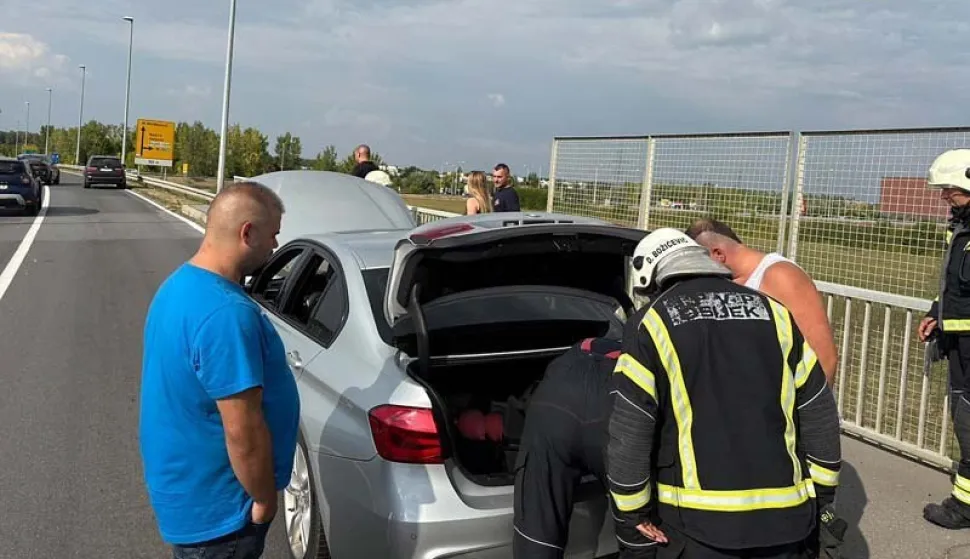 Požar automobila na nadvožnjaku kod Portanove
