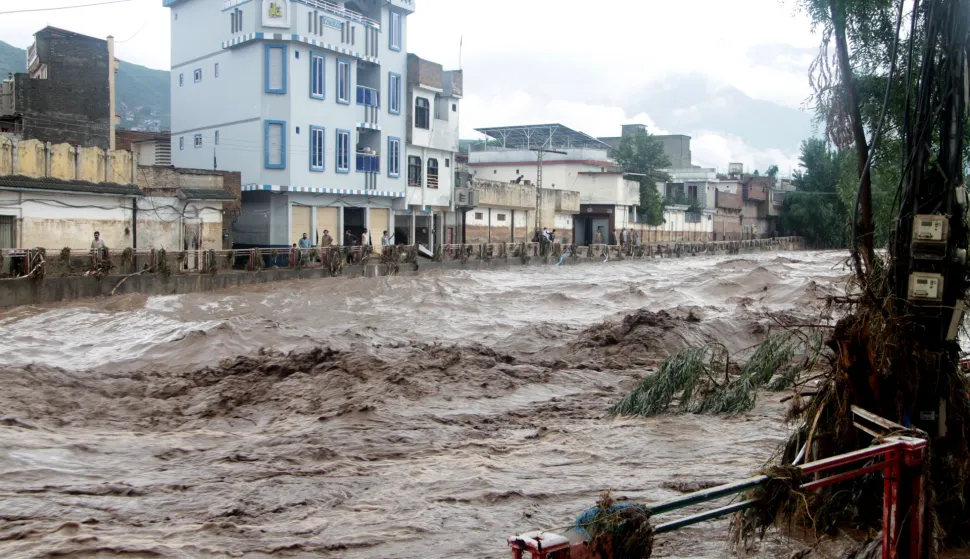 epa12302543 People stand next to the Swat River in Swat, in the Khyber Pakhtunkhwa province, Pakistan, 15 August 2025. At least 51 people have died and dozens injured or remain missing after a cloudburst, flash floods, and landslides struck northern Pakistan in the past 24 hours, according to officials. EPA/HASEEB ALI