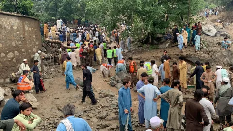epa12301665 Volunteers and rescue officials search the rubble after a cloudburst in Bajaur, Pakistan, 15 August 2025. At least 8 people were killed and several injured after a cloudburst triggered a flash flood in Salarzai's Jabrarai village. EPA/HANIFULLAH KHAN