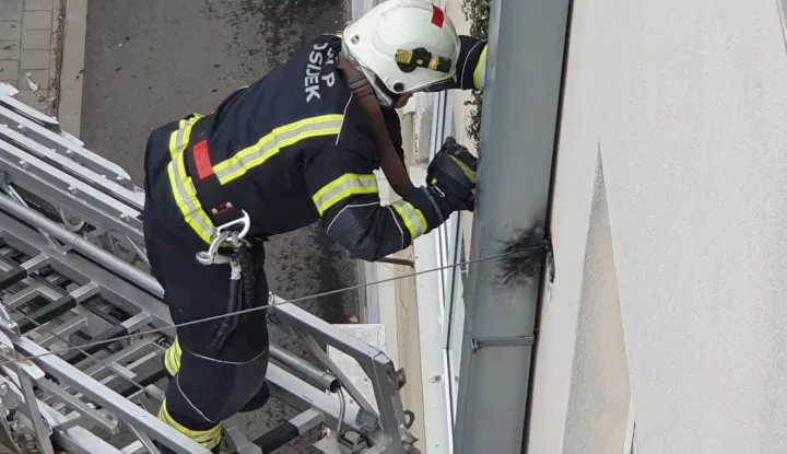 Zaiskrilo na fasadi zgrade u Istarskoj ulici