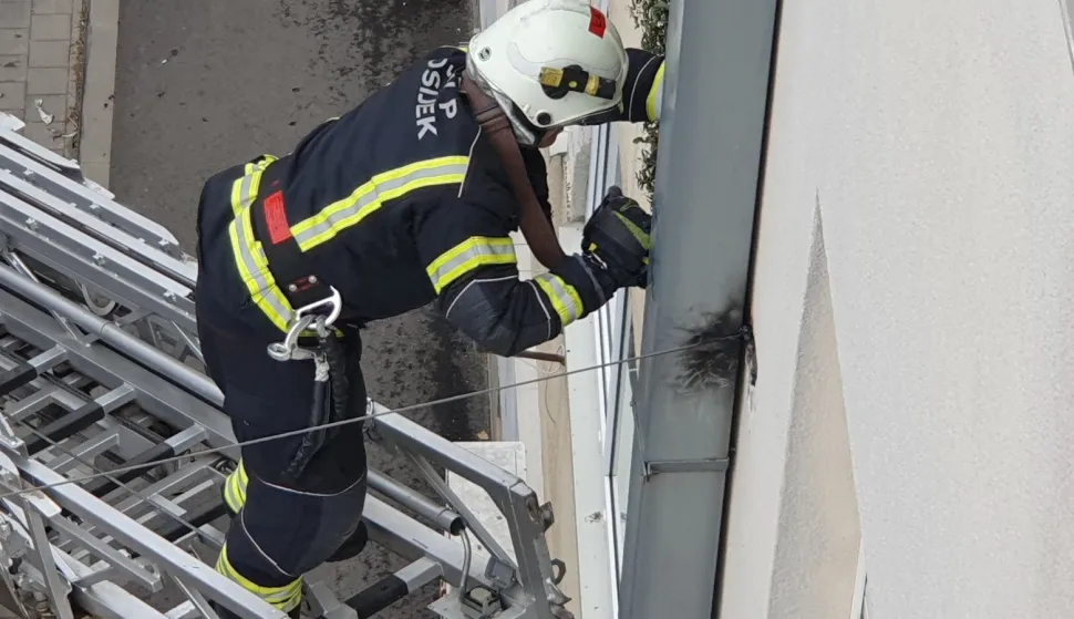 Zaiskrilo na fasadi zgrade u Istarskoj ulici