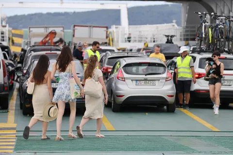 Zadar, 12.07.2025. - Gužva u trajektnoj luci Gaženica.Foto HINA/Zvonko KUCELIN