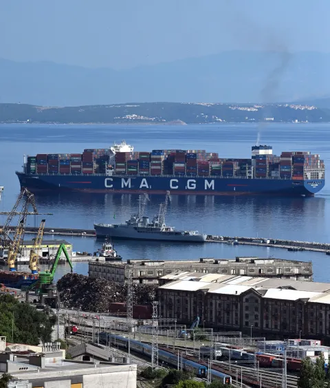 RIJEKA, 21. 07. 2025. FOTO ?IR, BROD, KONTEJNER, GALEB, LUKA, ?ELJEZNICA, MORE  SNIMIO: VEDRAN KARUZA