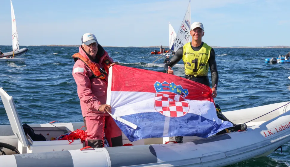 Jedrenje: Josip Tafra dvostruki europski prvakMARSTRAND, 17. kolovoza 2025. (Hina) - Nakon što je prije samo jedanaest dana osvojio srebrnu medalju i titulu viceprvaka svijeta u juniorskoj konkurenciji, mladi splitski jedriličar Josip Tafra (18) iz Jedriličarskog kluba Labud ostvario je povijesni uspjeh – zlatnu medalju na Europskom prvenstvu u klasi ILCA 6.foto Robertino Šalinović