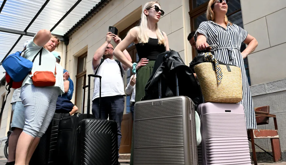 RIJEKA, 28 06. 2025. VLAK VARŠAVA, RIJEKA, HŽ, HRVATSKE ŽELJEZNICE, SEZONSKI TURISTIČKI VLAK, TURISTI, TURIZAM, POLJSAKA, POLJACI, ŽELJEZNIČKI KOLODVOR RIJEKA SNIMIO: VEDRAN KARUZA