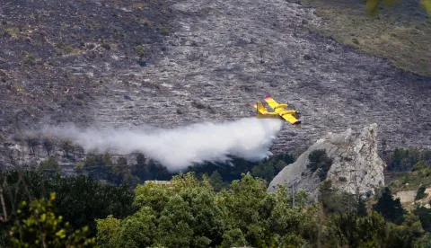 16.06.2022.,Podstrana, Strozanac - Kanader kupi more uz obalu Podstrane i Stobreca tijekom gasenja pozara u Zrnovnici koji je planuo sinoc. Photo: Miroslav Lelas/PIXSELL