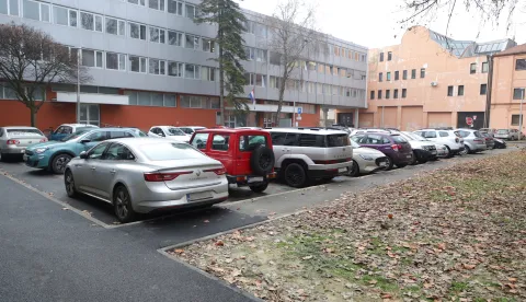 Osijek, 22. 01. 2025., Trg Lava Mirskog, parking, parkirališna mjesta, guzvaSNIMIO BRUNO JOBST