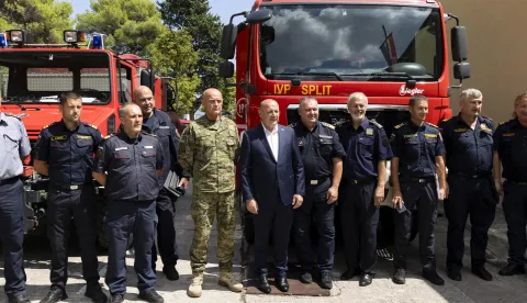 Kaštel Štafilić, 18.08.2025. - Potpredsjednik Vlade i ministar hrvatskih branitelja Tomo Medved te glavni vatrogasni zapovjednik Slavko Tucaković održali konferenciju za medije na temu "Provedba protupožarne sezone 2025.". Uz to, sastali su se i s ostalim županijskim vatrogasnim zapovjednicima priobalja koji su dali osvrt na dosad provedene aktivnosti u protupožarnoj sezoni te planove za naredno razdoblje. Na fotografiji Željko Ljubas, Tomo Medved, Slavko Tucaković Ante Sanader.foto HINA/ Miroslav LELAS/ lm