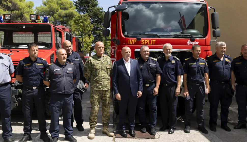 Kaštel Štafilić, 18.08.2025. - Potpredsjednik Vlade i ministar hrvatskih branitelja Tomo Medved te glavni vatrogasni zapovjednik Slavko Tucaković održali konferenciju za medije na temu "Provedba protupožarne sezone 2025.". Uz to, sastali su se i s ostalim županijskim vatrogasnim zapovjednicima priobalja koji su dali osvrt na dosad provedene aktivnosti u protupožarnoj sezoni te planove za naredno razdoblje. Na fotografiji Željko Ljubas, Tomo Medved, Slavko Tucaković Ante Sanader.foto HINA/ Miroslav LELAS/ lm