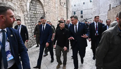 09.10.2024., Dubrovnik, Predsjednik Ukrajine Volodimir Zelenski, predsjednik Vlade RH Andrej Plenkovic i gradonačelnik Mato Frankovic prosetali su Stradunom do Palaca Sponza gdje se nalazi Muzej branitelja Photo: Grgo Jelavic/PIXSELL