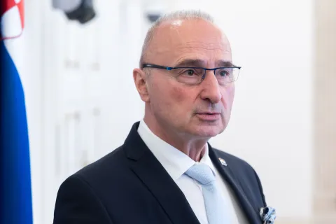 Zagreb, 06.05.2025. - Predsjednik Vlade Andrej Plenković primio je potpredsjednika Vijeća ministara i ministra vanjskih poslova i međunarodne suradnje Talijanske Republike Antonija Tajanija.Na fotografiji Gordan Grlić Radman.foto HINA/ Edvard &Scaron;U&Scaron;AK