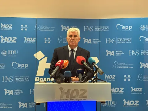 Mostar, 21.07.2025. - Predsjednik HDZ-a Bosne i Hercegovine Dragan Čović zauzeo se za &scaron;to skorije zatvaranje Ureda visokog međunarodnog predstavnika u zemlji, smatra da bi to natjeralo domaće političare da donose te&scaron;ke odluke, uključujući izmjene Izbornog zakona, na čemu Hrvati već dugo inzistiraju. Na fotografiji Dragan Čović. foto HINA/ Zoran KRE&Scaron;IĆ/ tm