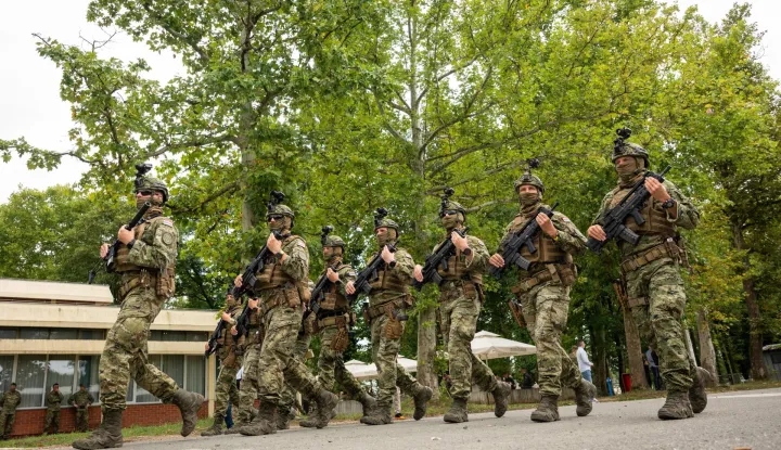 28.07.2025., Velika Gorica - Potpredsjednik Vlade Republike Hrvatske i ministar obrane Ivan Anusic zajedno s nacelnikom Glavnog stozera Oruzanih snaga RH general-pukovnikom Tihomirom Kundidom obisao je pripadnike pjesackih postroja Hrvatske vojske koji se pripremaju za nadolazeci mimohod u vojarni Pukovnik Marko Zivkovic na Plesu. Photo: Neva Zganec/PIXSELL