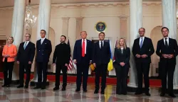 epa12308693 (L-R) EU Commission President Ursula von der Leyen, British Prime Minister Keir Starmer, Finland?s President Alexander Stubb, Ukraine?s President Volodymyr Zelensky, United States President Donald J Trump, French President Emmanuel Macron, Italian Prime Minister Giorgia Meloni, German Chancellor Friedrich Merz and NATO Secretary General Mark Rutte pose for a ?family photo? in the Cross Hall of the White House in Washington, DC, USA during a Multilateral Meeting with European Leaders in the East Room of the White House in Washington, DC, USA, 18 August 2025. European Leaders are at the White House in support of President Zelenskyy following President Trump?s meeting with President Vladimir Putin of Russia in Anchorage, Alaska, USA, on August 15, 2025. EPA/AARON SCHWARTZ/POOL