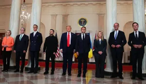 epa12308693 (L-R) EU Commission President Ursula von der Leyen, British Prime Minister Keir Starmer, Finland?s President Alexander Stubb, Ukraine?s President Volodymyr Zelensky, United States President Donald J Trump, French President Emmanuel Macron, Italian Prime Minister Giorgia Meloni, German Chancellor Friedrich Merz and NATO Secretary General Mark Rutte pose for a ?family photo? in the Cross Hall of the White House in Washington, DC, USA during a Multilateral Meeting with European Leaders in the East Room of the White House in Washington, DC, USA, 18 August 2025. European Leaders are at the White House in support of President Zelenskyy following President Trump?s meeting with President Vladimir Putin of Russia in Anchorage, Alaska, USA, on August 15, 2025. EPA/AARON SCHWARTZ/POOL