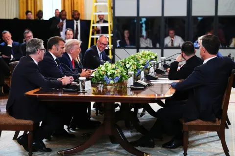 epa12308654 United States President Donald J Trump (C) makes remarks next to British Prime Minister Keir Starmer (L), French President Emmanuel Macron (2L) and German Chancellor Friedrich Merz (4L) during a Multilateral Meeting with European Leaders in the East Room of the White House in Washington, DC, USA, 18 August 2025. European Leaders are at the White House in support of President Zelenskyy following President Trump's meeting with President Vladimir Putin of Russia in Anchorage, Alaska, USA, on August 15, 2025. EPA/AARON SCHWARTZ/POOL