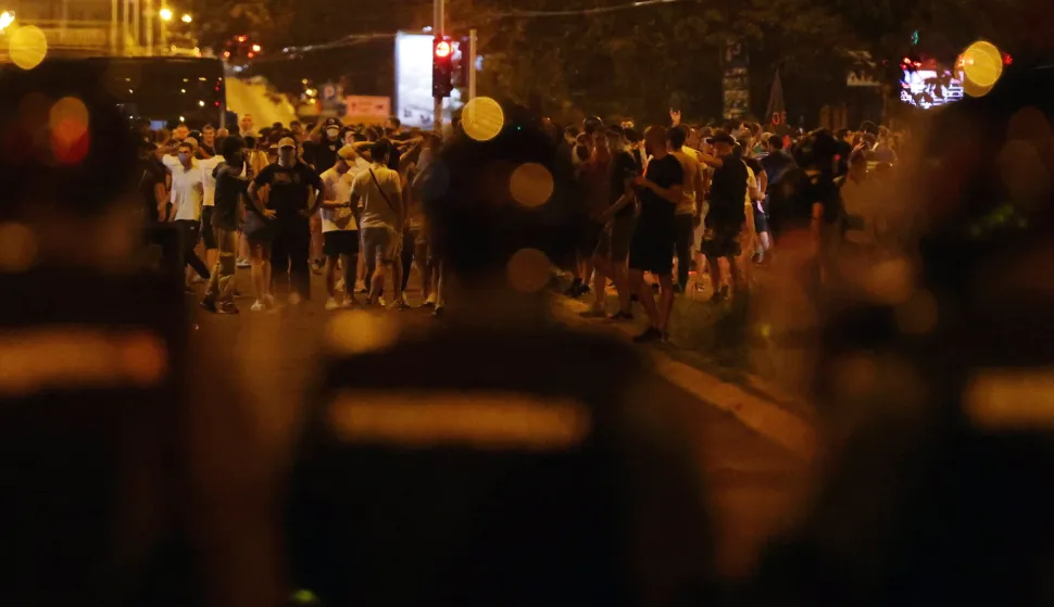 epa12308786 Protesters chant in front of riot police officers during an anti-government protest in Belgrade, Serbia, 18 August 2025. Violent clashes broke out between anti-government protesters, supporters of the ruling Serbian Progressive Party (SNS), and police. EPA/ANDREJ CUKIC