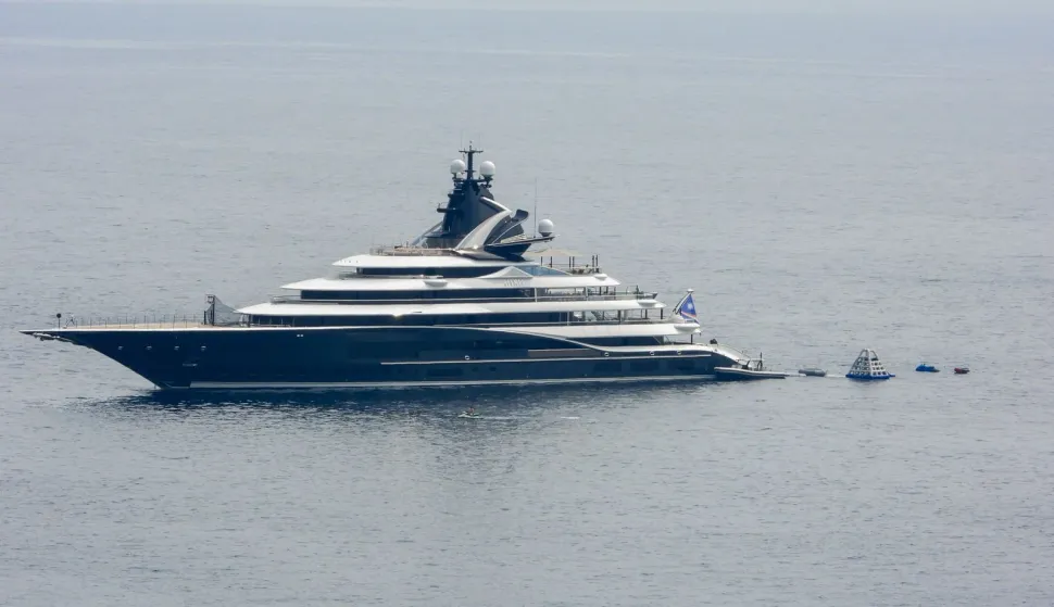 15.08.2025., Dubrovnik - U gradsku luku uplovila je superjahta Kismet, nova 122-metarska ploveca palaca u vlasnistvu milijardera Shahida Khana. Khan je i ranije posjedovao luksuzne jahte istog imena ? 95-metarsku Kismet koja je 2023. prodana i preimenovana u Whisper. Nova verzija jos je raskosnija i veca od prethodnica. Procjenjuje se da tjedni najam Kismeta stoji oko tri milijuna eura bez dodatnih troskova. Na palubi u Dubrovniku vidjeno je i ugledno drustvo. Medju gostima bio je Fran Scola, visi izvrsni duznosnik kompanije OKO Group, koji sjedi i u Upravnom odboru luksuznog hotelskog brenda Aman Resorts. Aman je u vlasnistvu Vladislava Doronina, osnivaca i celnog covjeka OKO Group. Photo: Sanjin Strukic/PIXSELL