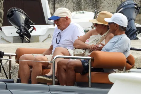 15.08.2025., Dubrovnik - U gradsku luku uplovila je superjahta Kismet, nova 122-metarska ploveca palaca u vlasnistvu milijardera Shahida Khana. Khan je i ranije posjedovao luksuzne jahte istog imena ? 95-metarsku Kismet koja je 2023. prodana i preimenovana u Whisper. Nova verzija jos je raskosnija i veca od prethodnica. Procjenjuje se da tjedni najam Kismeta stoji oko tri milijuna eura bez dodatnih troskova. Na palubi u Dubrovniku vidjeno je i ugledno drustvo. Medju gostima bio je Fran Scola, visi izvrsni duznosnik kompanije OKO Group, koji sjedi i u Upravnom odboru luksuznog hotelskog brenda Aman Resorts. Aman je u vlasnistvu Vladislava Doronina, osnivaca i celnog covjeka OKO Group. Photo: Sanjin Strukic/PIXSELL