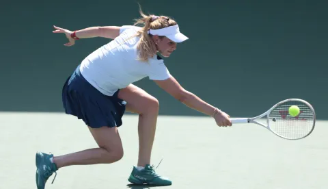 epa11900329 Donna Vekic of Croatia in action during her first round match against Sofia Kenin of USA at the Dubai Tennis Championships in Dubai, United Arab Emirates, 16 February 2025. EPA/ALI HAIDER