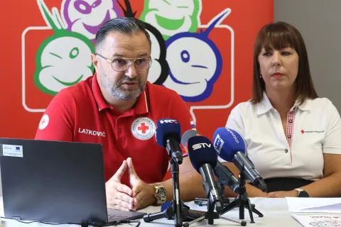 Osijek, 19. 08. 2025, Crveni križ, Petra Preradovića 6, predstavljanje programa 22. ljetne &scaron;kole mladih Crvenog križa i Programa Youth Vision treninga. Goran Latković i Martina Hećimović.snimio GOJKO MITIĆ