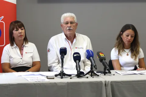 Osijek, 19. 08. 2025, Crveni križ, Petra Preradovića 6, predstavljanje programa 22. ljetne &scaron;kole mladih Crvenog križa i Programa Youth Vision treninga. Martina Hećimovć, Marko Đukić i Serafina Zelić Kos.snimio GOJKO MITIĆ