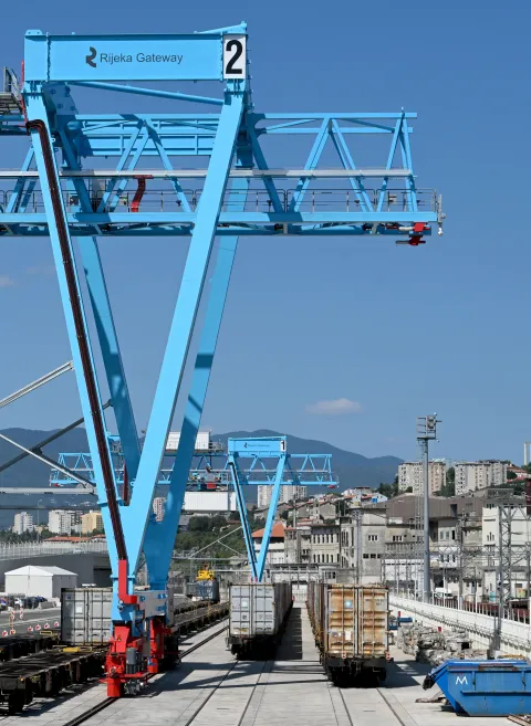 RIJEKA, 19. 08. 2025. Reportaža s RGW kontejnerski terminal, tema željeznički promet, Zagrebačka obala, kontejnerski terminal, uvoz, izvoz, pretovar, željeznica, vlak, kontejner, dizalica, vagon, maersk, Rijeka Gateway SNIMIO: VEDRAN KARUZA