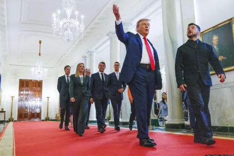 United States President Donald J Trump leads President Volodymyr Zelenskyy of Ukraine and President Ursula von der Leyen of the European Commission, Prime Minister Keir Starmer of the United Kingdom, President Alexander Stubb of Finland President Emmanuel Macron of France, Prime Minister Giorgia Meloni of the Italian Republic Chancellor Friedrich Merz of Germany Mark Rutte, Secretary General of the North Atlantic Treaty Organization (NATO) in Cross Hall of the White House in Washington, DC, USA, on Monday, August 18, 2025. European Leaders are at the White House in support of President Zelenskyy following President Trumps meeting with President Vladimir Putin of Russia in Anchorage, Alaska, USA, on Friday, August 15, 2025. Credit: Aaron Schwartz/Pool via CNP