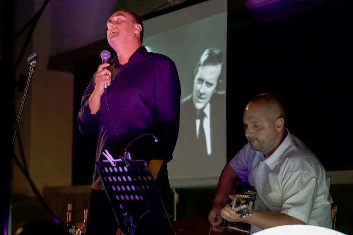 Na krovu Kulturnog centra Osječani slušali bezvremenske stihove Arsena Dedića