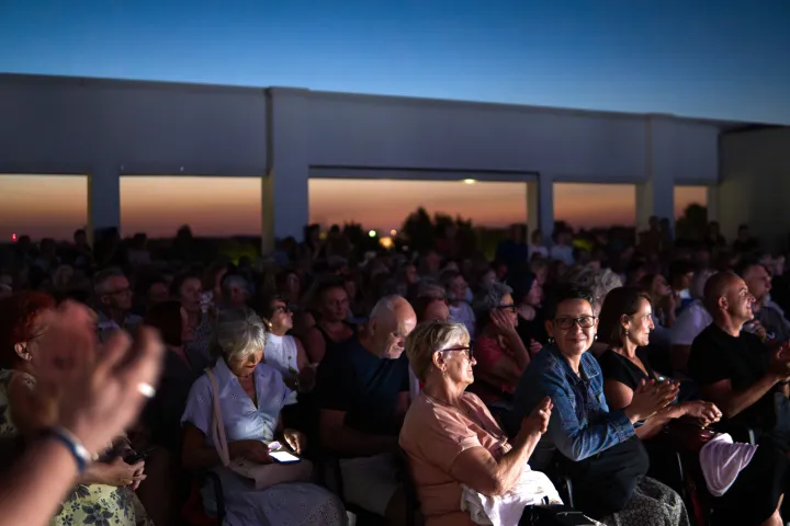 Kulturni Centar Osijek, 19. 08. 2025., Čitamo Arsena, pjesnička skupina "Na krajičku jezika"; poezija; glazba; Arsen Dedić; kulturni centar; krovna terasa; publika; odazivSNIMILA: LAURA BUNJEVAC