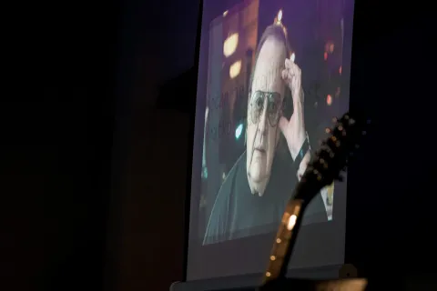 Kulturni Centar Osijek, 19. 08. 2025., Čitamo Arsena, pjesnička skupina "Na krajičku jezika"; poezija; glazba; Arsen Dedić; kulturni centar; krovna terasaSNIMILA: LAURA BUNJEVAC