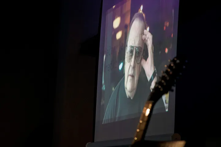 Kulturni Centar Osijek, 19. 08. 2025., Čitamo Arsena, pjesnička skupina "Na krajičku jezika"; poezija; glazba; Arsen Dedić; kulturni centar; krovna terasaSNIMILA: LAURA BUNJEVAC